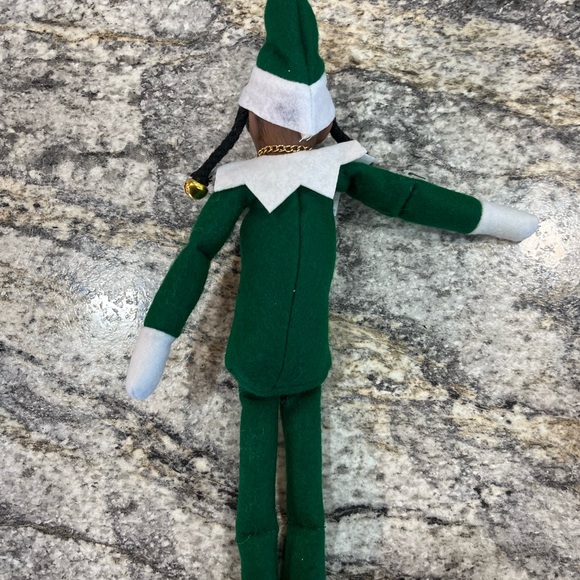 NWT Green Snoop Dogg Resin & fabric doll Doll - Green Christmas elf on shelve - Picture 4 of 9